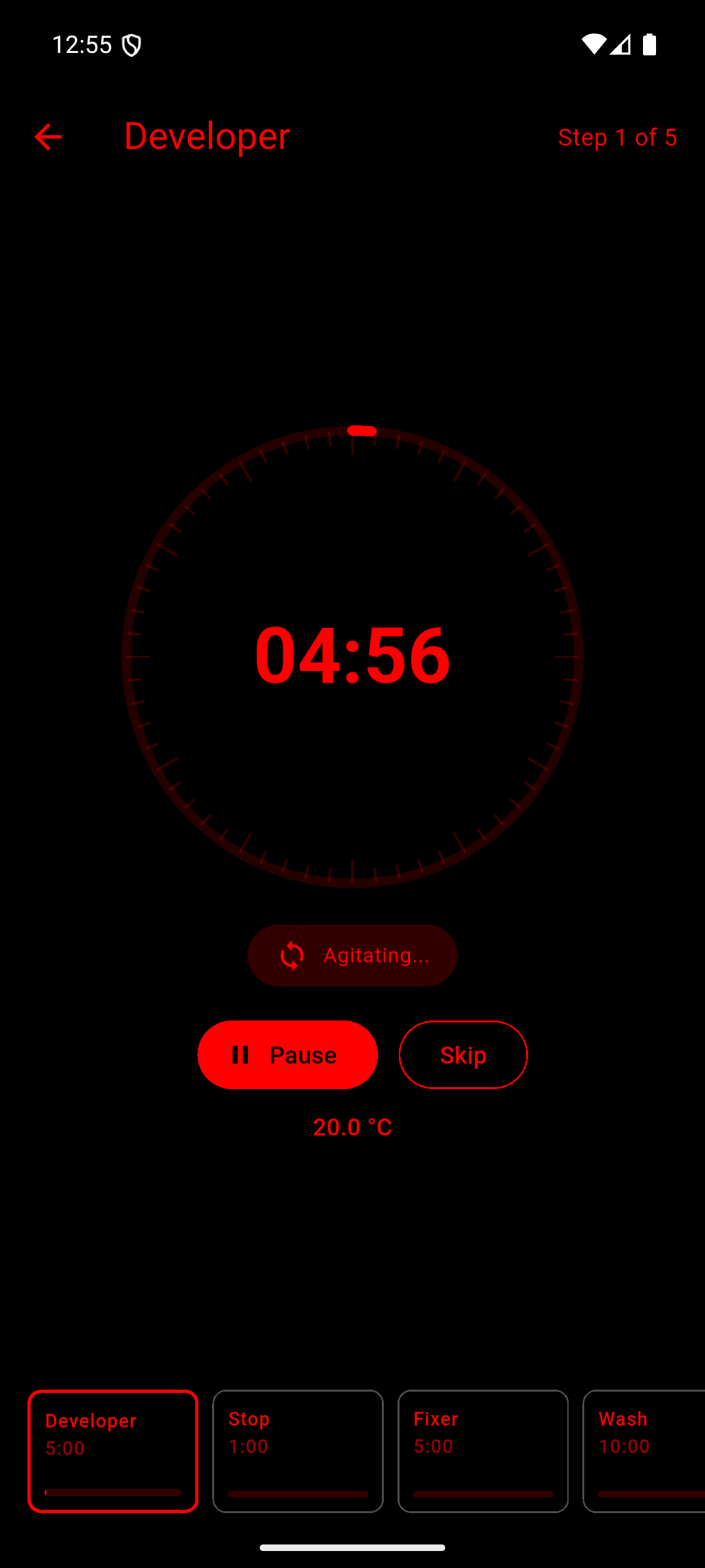 Mobile app timer screen with a countdown of 4 minutes and 56 seconds, showing controls for pause, skip, and shaking the device, with temperature at 20°C. The top indicates step 1 of 5, titled 'Developer.'